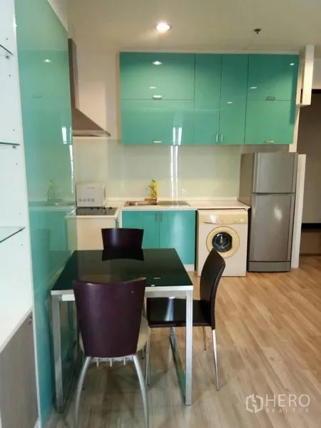คอนโด ให้เช่าในRatchathewi, Bangkok - ครัวบิวต์อินตู้สีเขียวมินต์ พร้อมตู้เย็น เครื่องซักผ้า และชุดโต๊ะอาหารสองที่นั่ง