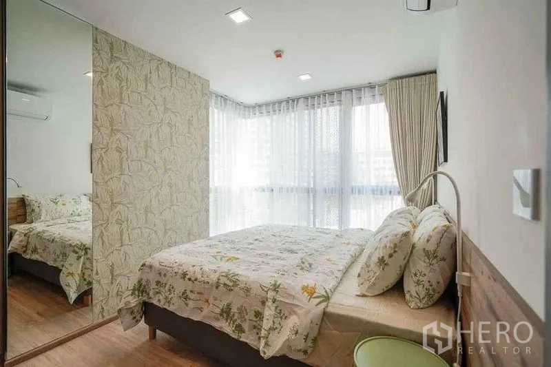 คอนโด ให้เช่าในWatthana, Bangkok - ห้องนอนมุมหน้าต่างรอบด้าน วอลล์เปเปอร์ลาย และตู้เสื้อผ้าบิลท์อิน