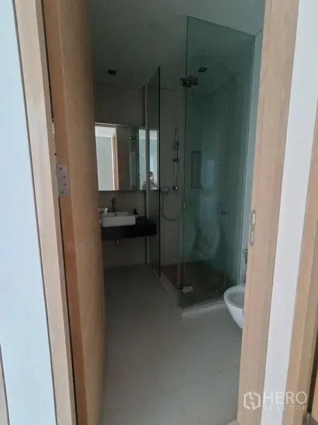 公寓 出租或出售在Bang Rak, Bangkok - 次卫配玻璃淋浴间、坐便与紧凑型洗手台。