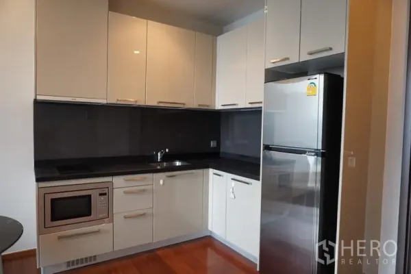 คอนโด ให้เช่าในWatthana, Bangkok - ครัวรูปตัวแอลพร้อมตู้บิวท์อิน เตา ไมโครเวฟ และตู้เย็น ในคอนโด Quattro by Sansiri