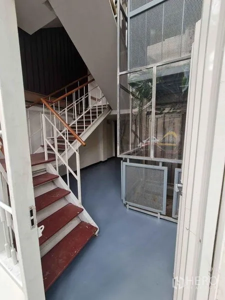 อาคารพาณิชย์ ขายในWatthana, Bangkok - บันไดพร้อมทางเข้าลิฟต์บริการที่ชั้นล่าง