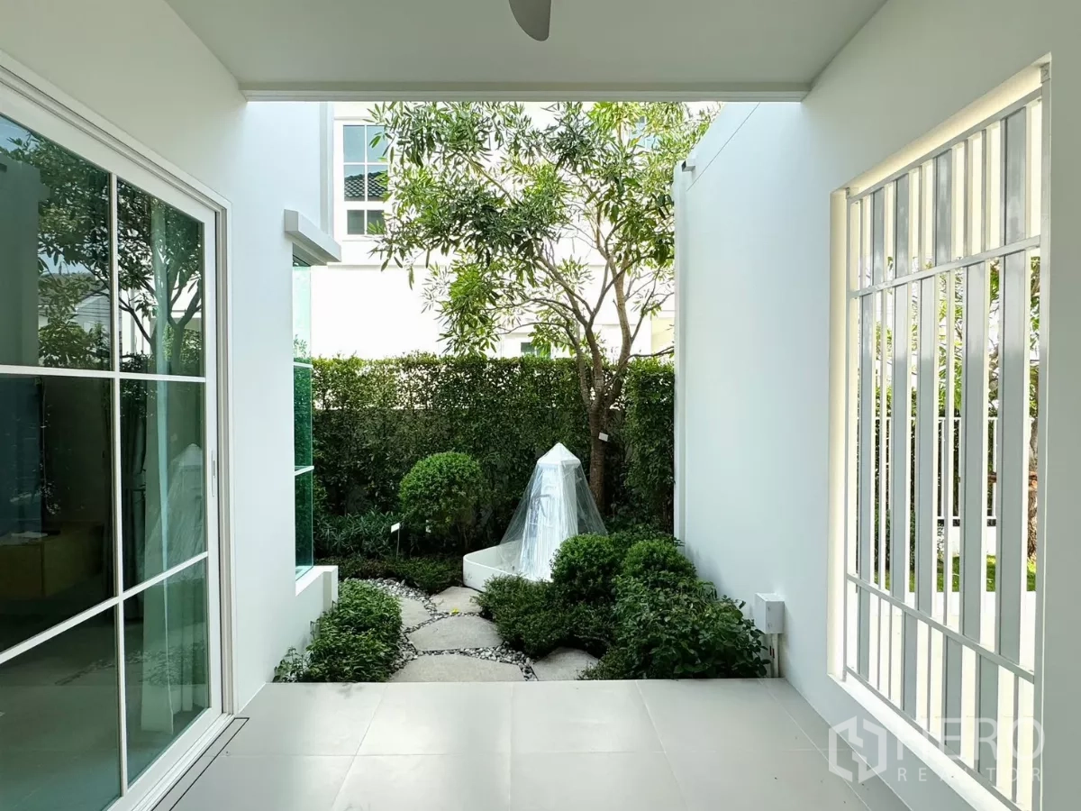 Detached House for rent in Bang Phli, Samut Prakan - Shaded side patio looking out to a landscaped garden with stepping stones.
