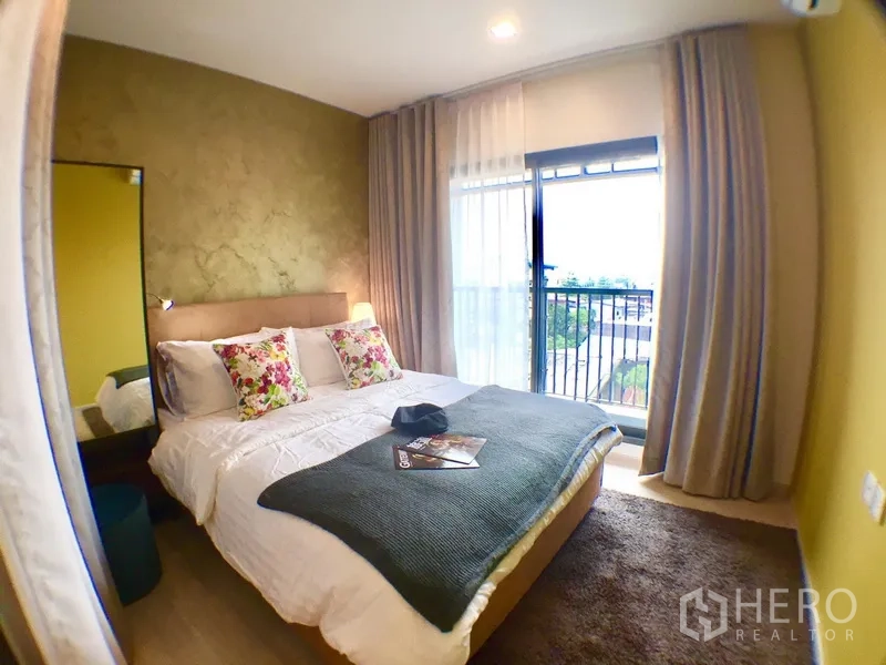 คอนโด ให้เช่าในKhlong Toei, Bangkok - ห้องนอนที่สองติดระเบียง ประตูกระจกบานเลื่อน ผ้าม่านทึบและพรม
