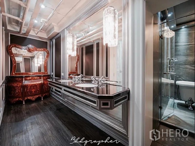 คอนโด ให้เช่าหรือขายในKhlong Toei, Bangkok - ห้องน้ำหรู อ่างล้างหน้าคู่ โคมคริสตัล ห้องอาบน้ำกระจก และตู้วินเทจ