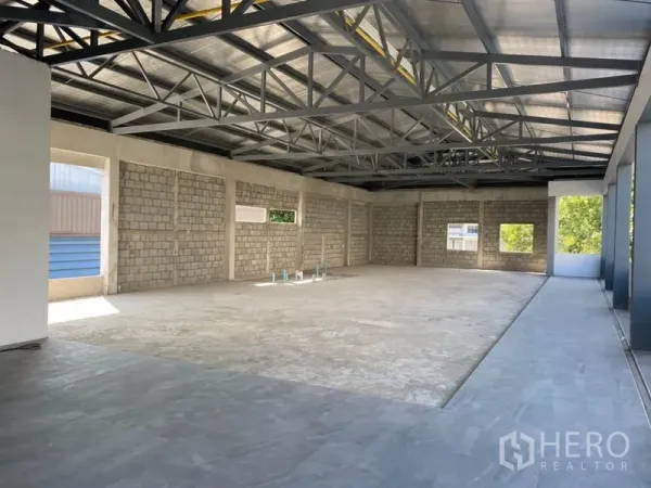 零售空间 出租在Khlong Toei, Bangkok - 上层开放式毛坯空间，钢桁架高挑屋顶与混凝土地面