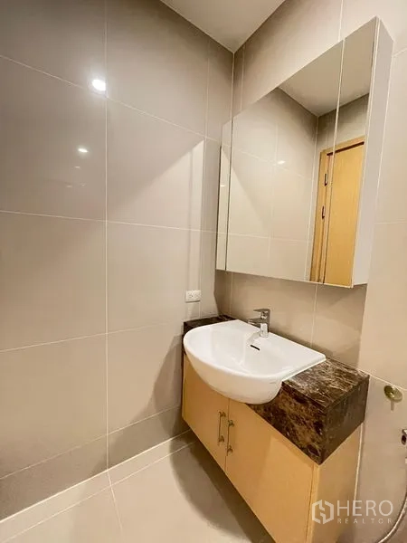 คอนโด ให้เช่าในWatthana, Bangkok - ห้องน้ำแขกขนาดกะทัดรัดพร้อมอ่างล้างหน้าแขวนผนังและท็อปหิน