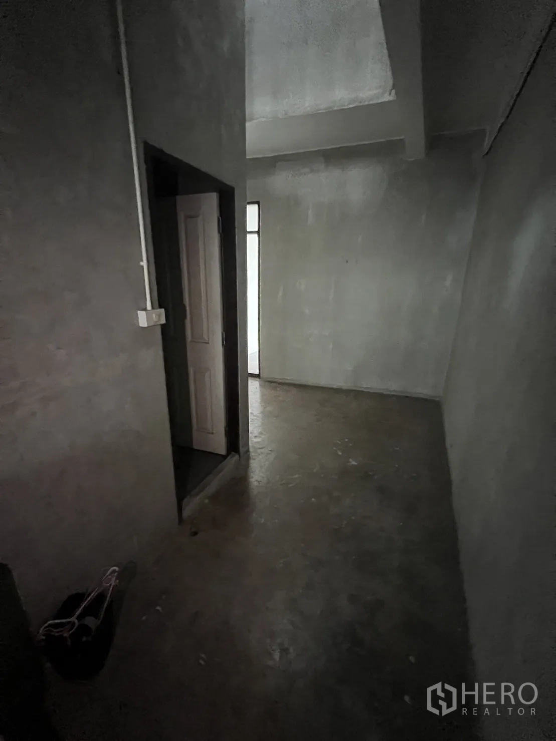 店屋 出租在Watthana, Bangkok - 狭长走廊，多个门洞与裸露水泥墙面。