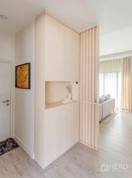 Detached House for rent in Bang Khun Thian, Bangkok - Entry nook featuring sleek built-in cabinet and slatted wood divider.