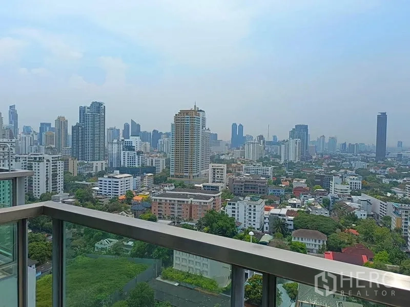 คอนโด ให้เช่าในWatthana, Bangkok - วิวระเบียงชั้นสูงเห็นสกายไลน์สุขุมวิทและพื้นที่สีเขียว