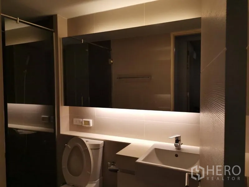 คอนโด ให้เช่าหรือขายในWatthana, Bangkok - ห้องน้ำทันสมัย กระจกไฟซ่อน อ่างล้างหน้า โถสุขภัณฑ์ และห้องอาบน้ำกระจก