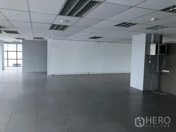 คอนโด ให้เช่าในPathum Wan, Bangkok - ห้องโถงกว้าง เพดานติดโคมไฟ พื้นกระเบื้องสีเทา พร้อมตู้ยูทิลิตี้มุมห้อง