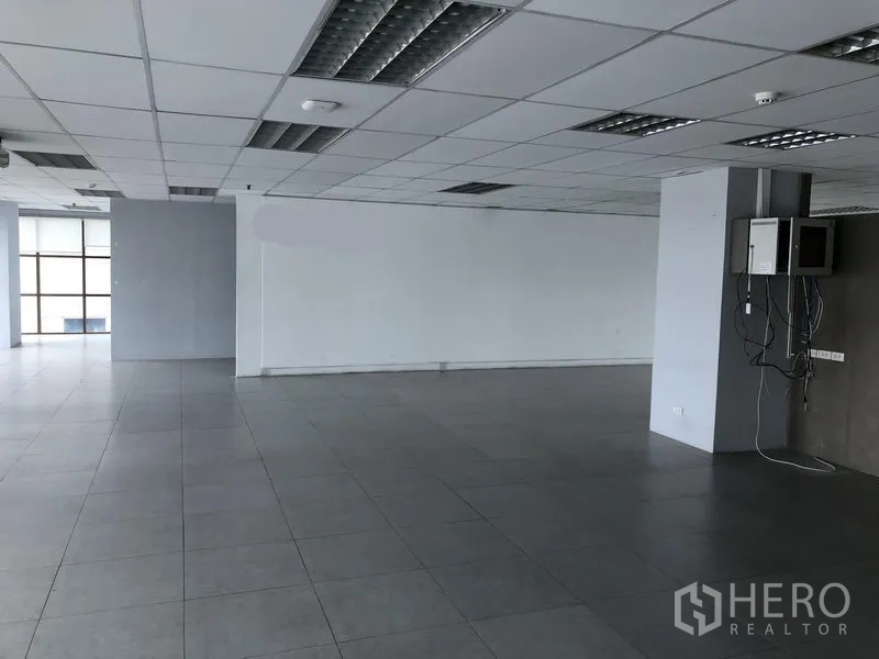 คอนโด ให้เช่าในPathum Wan, Bangkok - ห้องโถงกว้าง เพดานติดโคมไฟ พื้นกระเบื้องสีเทา พร้อมตู้ยูทิลิตี้มุมห้อง