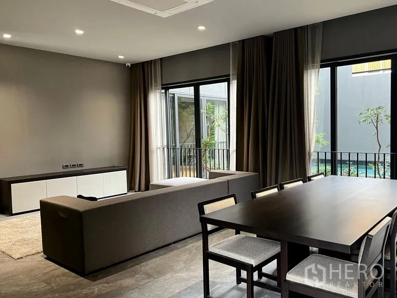 บ้าน ให้เช่าหรือขายในBangkok - ห้องนั่งเล่นและรับประทานอาหาร เปิดมุมมองสู่คอร์ตยาร์ด