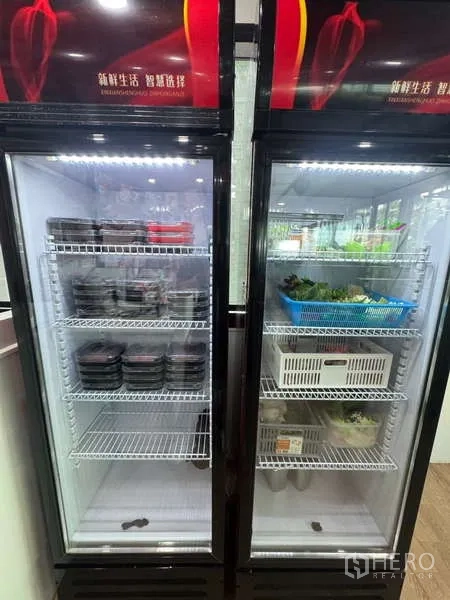 零售空间 出租在Ratchathewi, Bangkok - 双开玻璃展示冰柜，层架整齐。