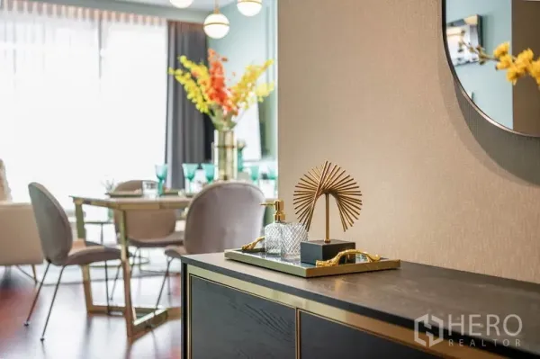 公寓 出租或出售在Watthana, Bangkok - 玄关边柜上金色摆件与托盘，提升空间质感。