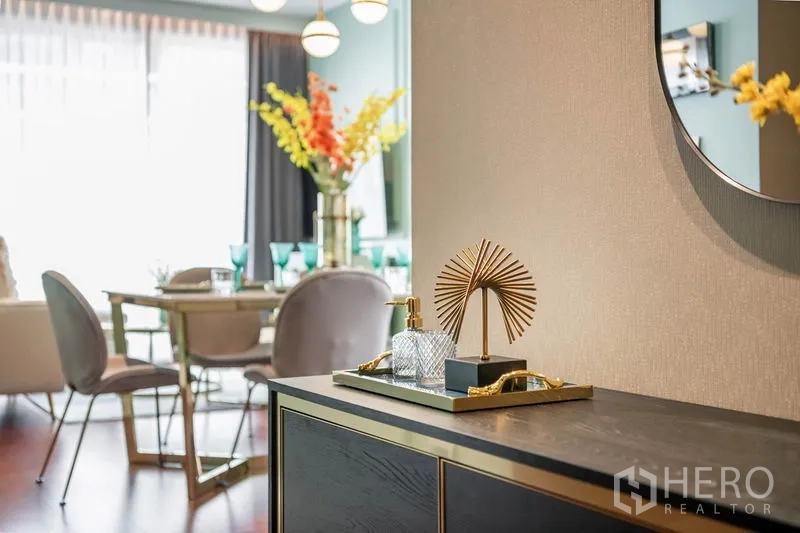 公寓 出租或出售在Watthana, Bangkok - 玄关边柜上金色摆件与托盘，提升空间质感。