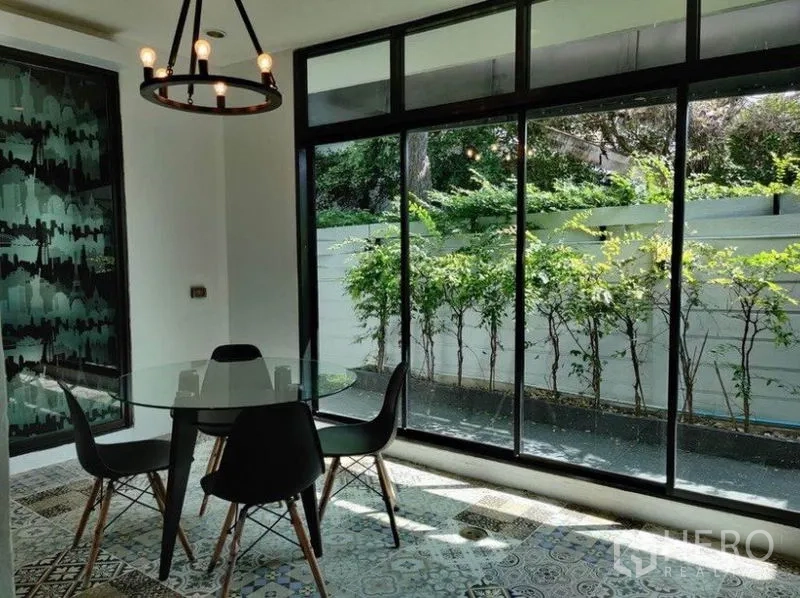 ทาวน์เฮาส์ ให้เช่าในSuan Luang, Bangkok - พื้นที่รับประทานอาหารสว่าง ผนังกระจกมองเห็นสวนข้างบ้าน