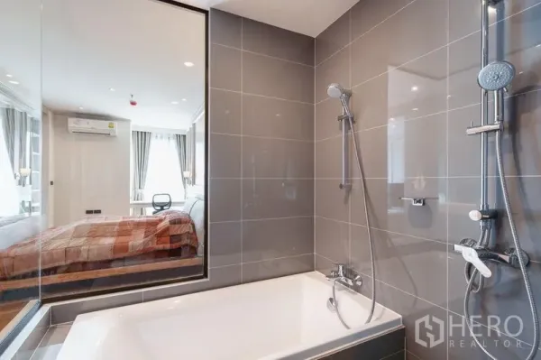 คอนโด ให้เช่าในRatchathewi, Bangkok - อ่างอาบน้ำพร้อมฝักบัวแบบมือจับและเรนชาวเวอร์ ข้างหน้าต่างมองเห็นห้องนอน