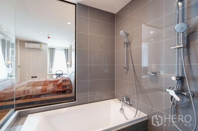 คอนโด ให้เช่าในRatchathewi, Bangkok - อ่างอาบน้ำพร้อมฝักบัวแบบมือจับและเรนชาวเวอร์ ข้างหน้าต่างมองเห็นห้องนอน