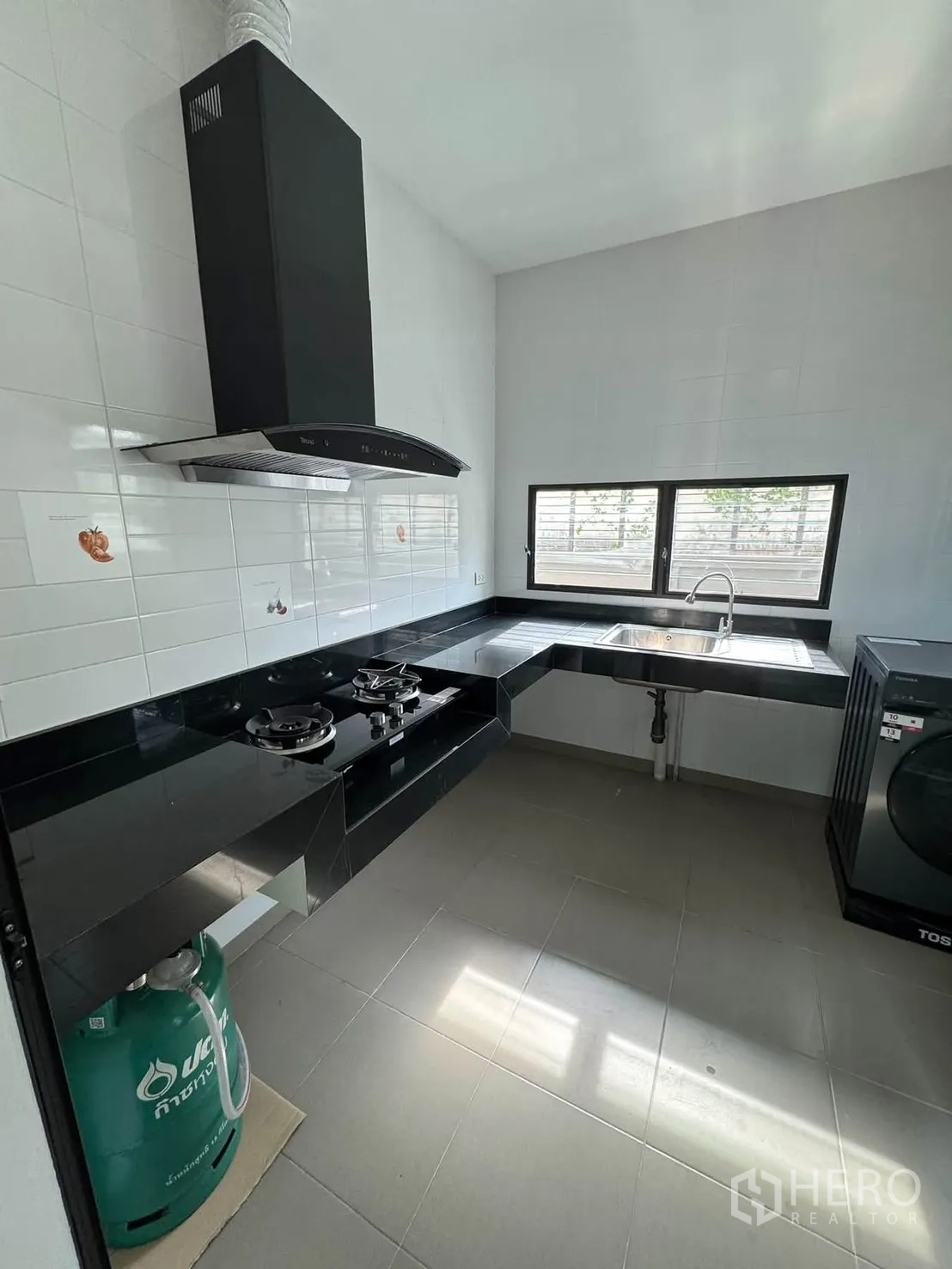 บ้านเดี่ยว for rent in Prawet, Bangkok - ครัวแยกมีเตาแก๊ส เครื่องดูดควัน เคาน์เตอร์หินสีดำ อ่างล้างจาน และเครื่องซักผ้า