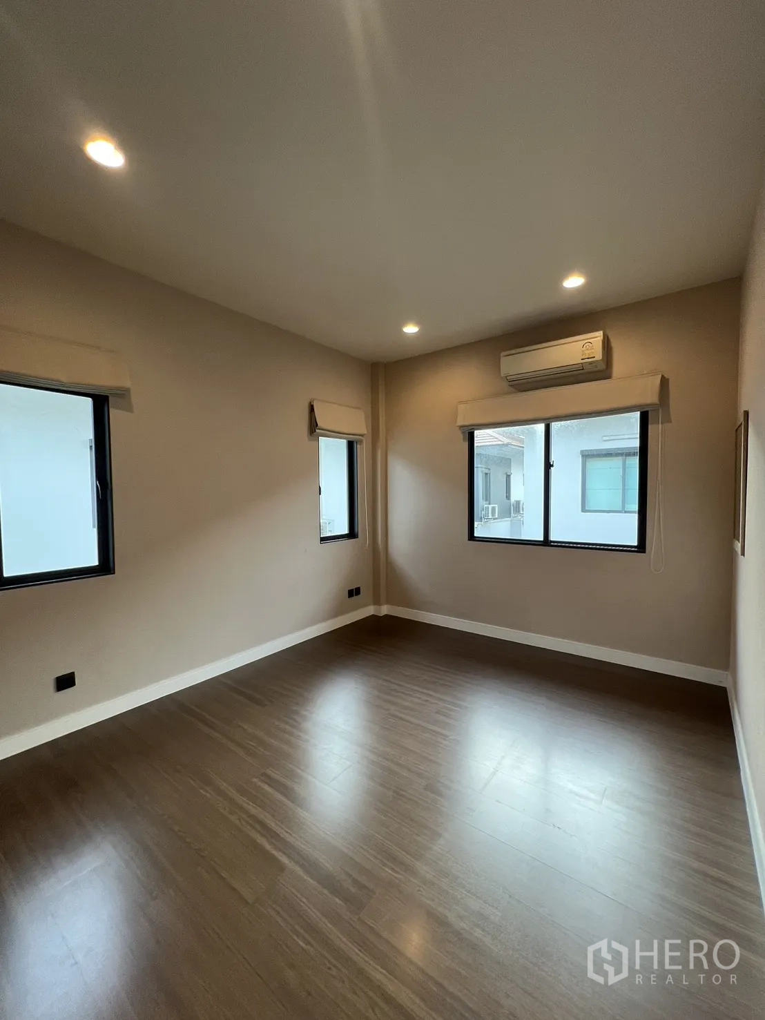 บ้าน ให้เช่าในBang Kapi, Bangkok - ห้องนอนที่สี่ อีกมุมพร้อมหน้าตรงกลางและมู่ลี่