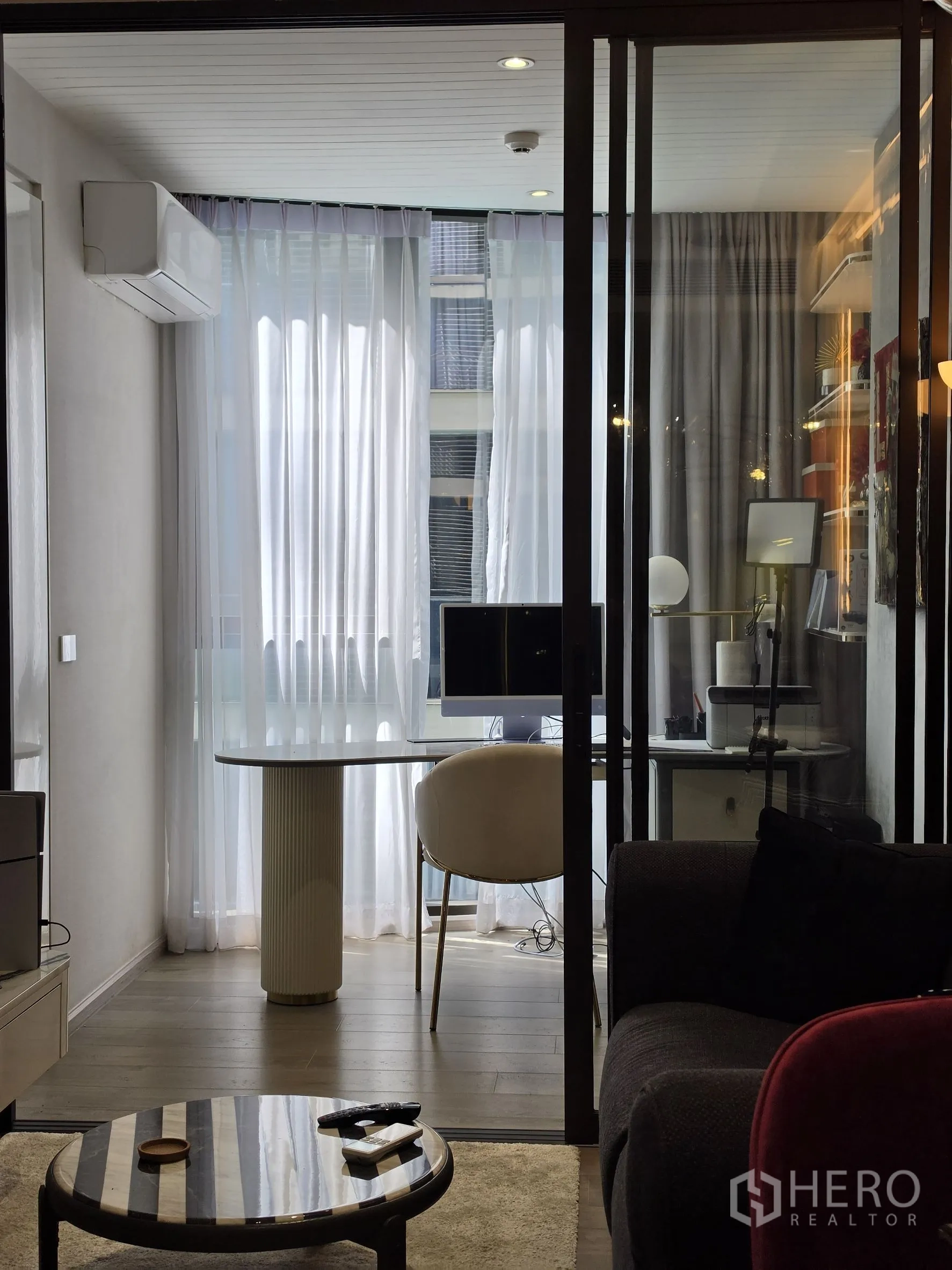 คอนโด for rent in Khlong Toei, Bangkok - มุมทำงานสว่างหลังบานเลื่อนกระจกพร้อมผ้าม่านโปร่ง