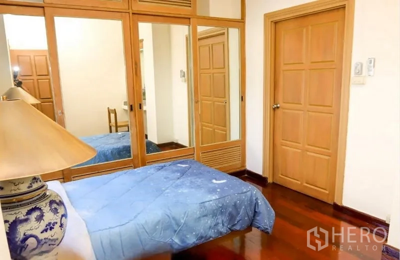 อพาร์ทเมนท์ ให้เช่าในPathum Wan, Bangkok - ห้องนอนแขกพร้อมตู้เสื้อผ้าบานกระจกเลื่อน และประตูไม้ภายใน