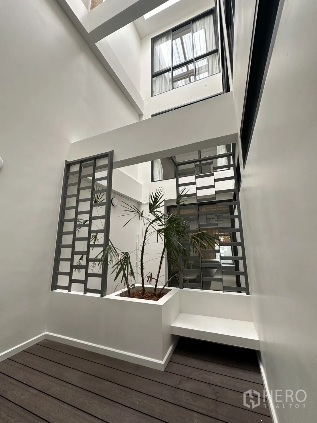 สำนักงานที่บ้าน ให้เช่าในPhra Khanong, Bangkok - คอร์ทยาร์ดในบ้านมีสกายไลท์ กระบะปลูกต้นไม้ และระแนงเหล็ก