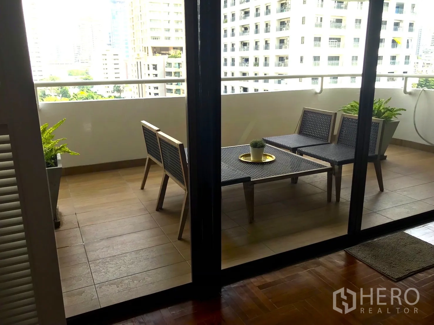 คอนโด ให้เช่าในBangkok - ระเบียงมีชุดโต๊ะเก้าอี้กลางแจ้ง มองเห็นอาคารโดยรอบ