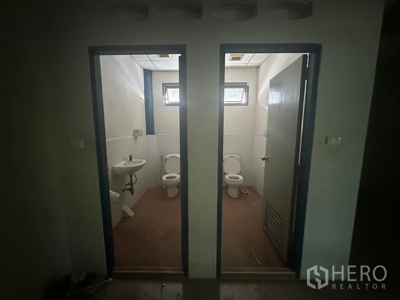 คลังสินค้า ให้เช่าในSaphan Sung, Bangkok - ภายในโกดังมีชั้นลอยออฟฟิศ บันได และพื้นที่โล่งกว้าง