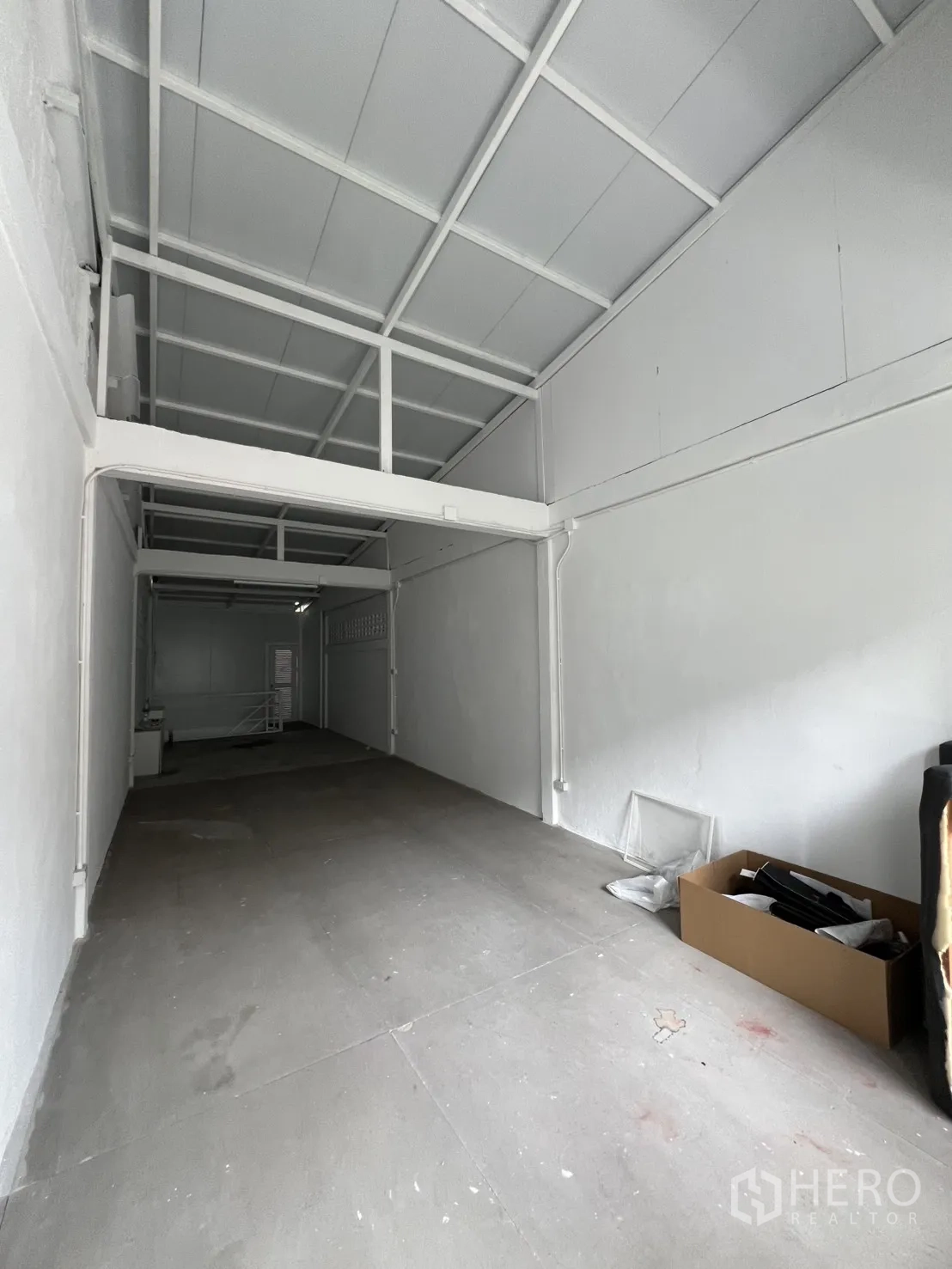 อาคารพาณิชย์ ให้เช่าหรือขายในKhlong Toei, Bangkok - ชั้นบนยาวทาสีขาว เหมาะเก็บของหรือทำออฟฟิศ