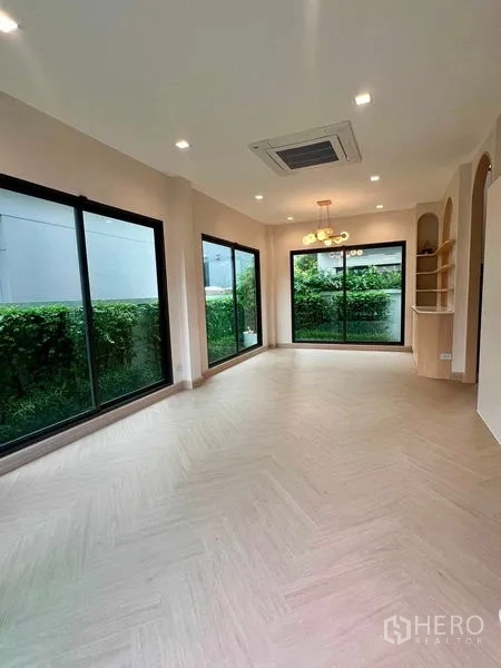 บ้าน ขายในBang Kruai, Nonthaburi - ห้องนั่งเล่นรับประทานอาหารโปร่งโล่ง ประตูกระจกบานเลื่อน พื้นลายก้างปลา เครื่องปรับอากาศฝังฝ้า มองเห็นสวน