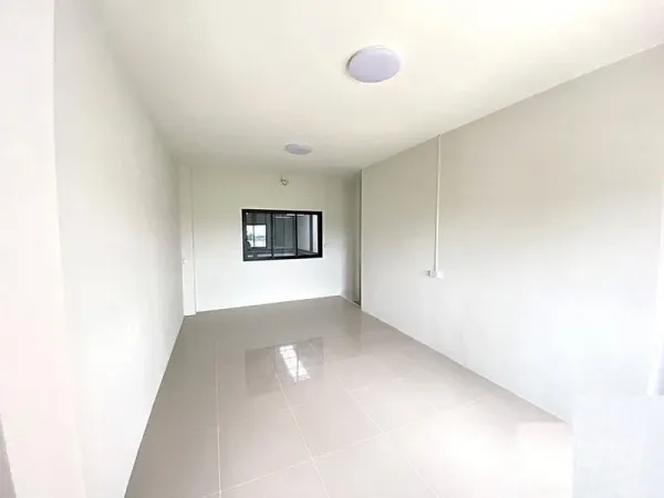 工厂 出租在Bang Bua Thong, Nonthaburi - 明亮的办公室/起居室，瓷砖地面，带室内观景窗。