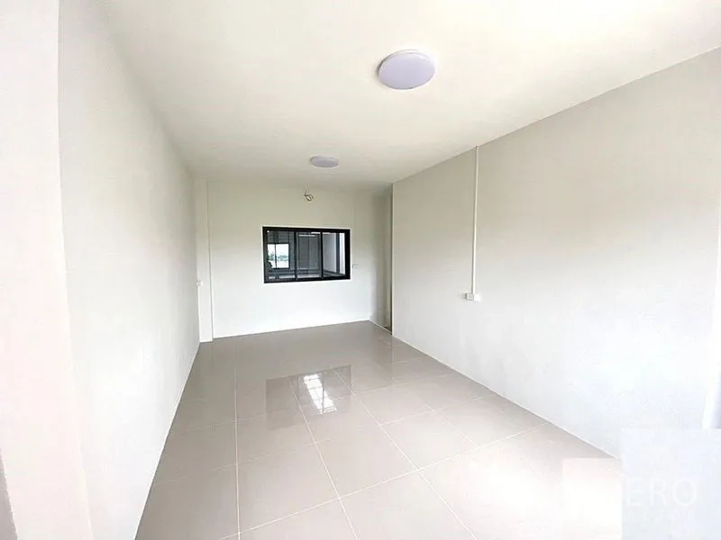 工厂 出租在Bang Bua Thong, Nonthaburi - 明亮的办公室/起居室，瓷砖地面，带室内观景窗。