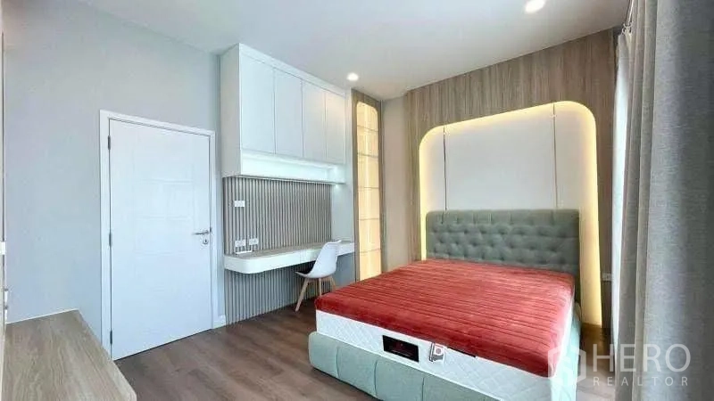 บ้านเดี่ยว for rent or sale in Bang Phli, Samut Prakan - ห้องนอนแขกหัวเตียงบุผ้า โต๊ะทำงาน และไฟตกแต่ง