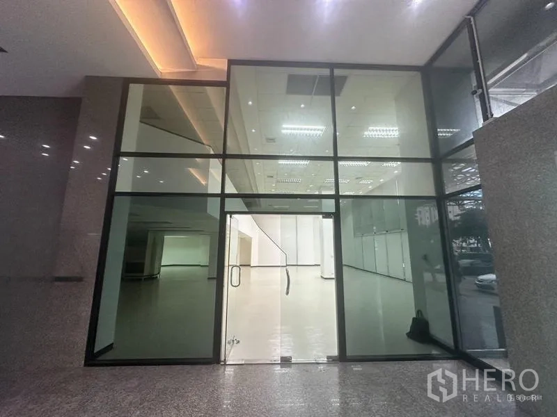 展厅 出租 - 通高玻璃大门入口，通向明亮通透的开放式展厅。