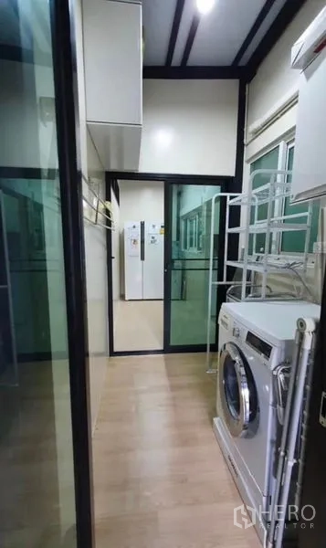 บ้าน ให้เช่าหรือขายในLat Krabang, Bangkok - ห้องซักรีดพร้อมเครื่องซักผ้า ชั้นวางของ และประตูกระจกบานเลื่อน