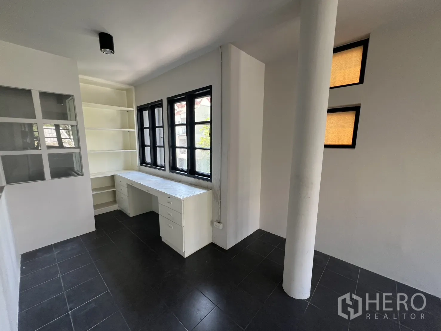 店屋 出租在Watthana, Bangkok - 明亮工作区，内置书架与长书桌，黑框窗采光好。