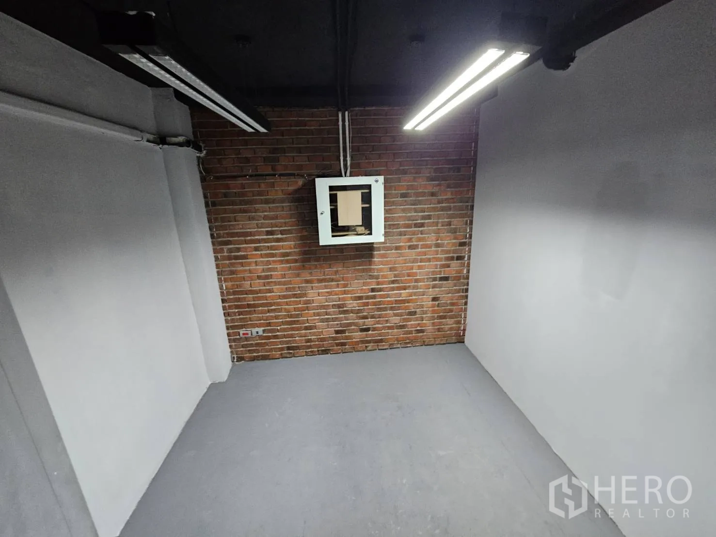 สำนักงาน ให้เช่าในWatthana, Bangkok - ห้องส่วนตัวขนาดกะทัดรัด ผนังอิฐโชว์แนว เพดานสีดำ และไฟเส้นสว่าง.