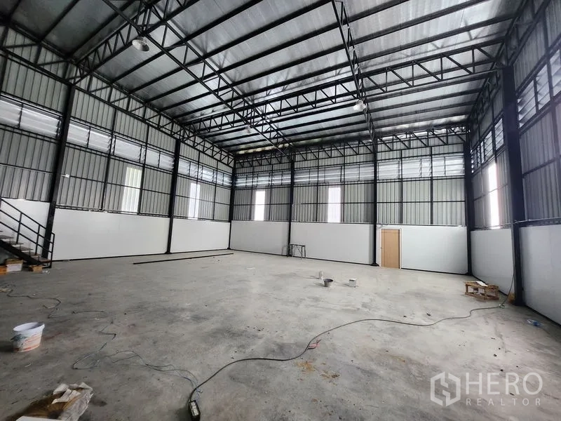 คลังสินค้า ให้เช่าในLam Luk Ka, Pathum Thani - โกดังโล่งเพดานสูง โครงหลังคาเหล็กและผนังฉนวน