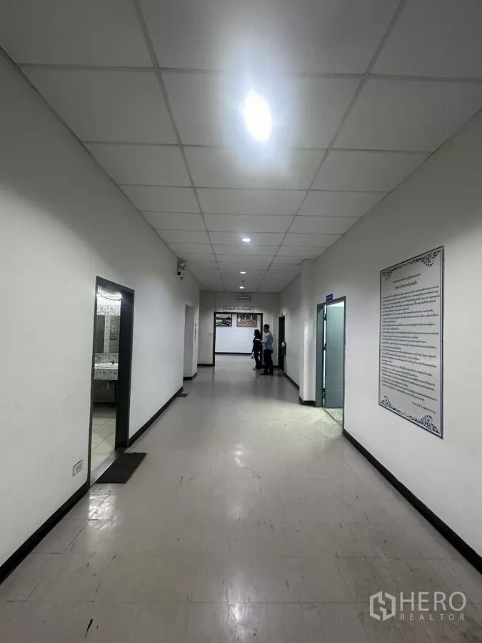 โรงงาน ขายในLat Krabang, Bangkok - ทางเดินภายในอาคารมีประตูหลายห้องและไฟเพดานสว่าง
