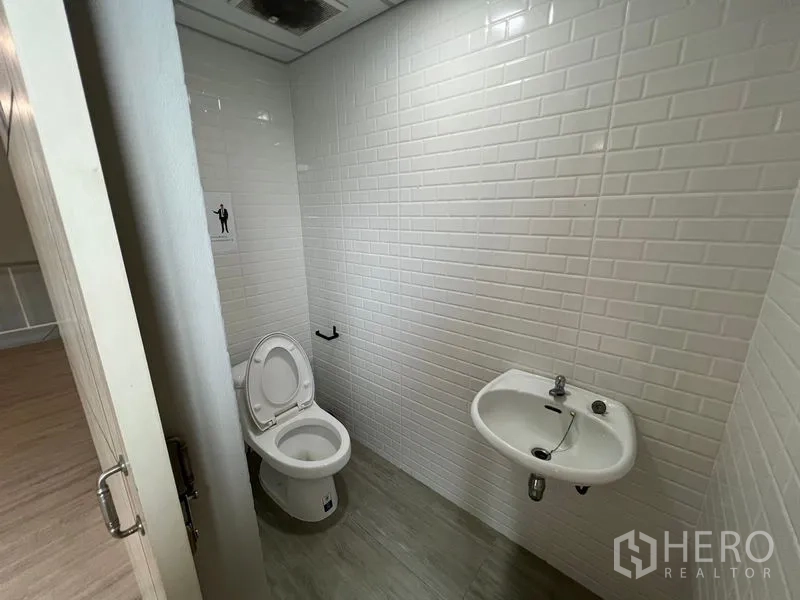 คลังสินค้า ให้เช่าในPrawet, Bangkok - ห้องน้ำปูกระเบื้องลายอิฐสีขาว พร้อมโถสุขภัณฑ์และอ่างล้างมือ