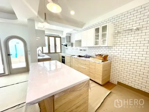 ทาวน์เฮาส์ ให้เช่าในKhlong Toei, Bangkok - ครัวสไตล์โมเดิร์น ผนังกระเบื้องซับเวย์ ตู้ไม้ และเกาะกลางท็อปสีขาว