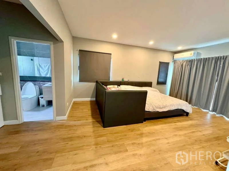 บ้าน ขายในLat Krabang, Bangkok - ห้องนอนใหญ่กว้าง พร้อมเตียง ผ้าม่าน แอร์ และห้องน้ำในตัว