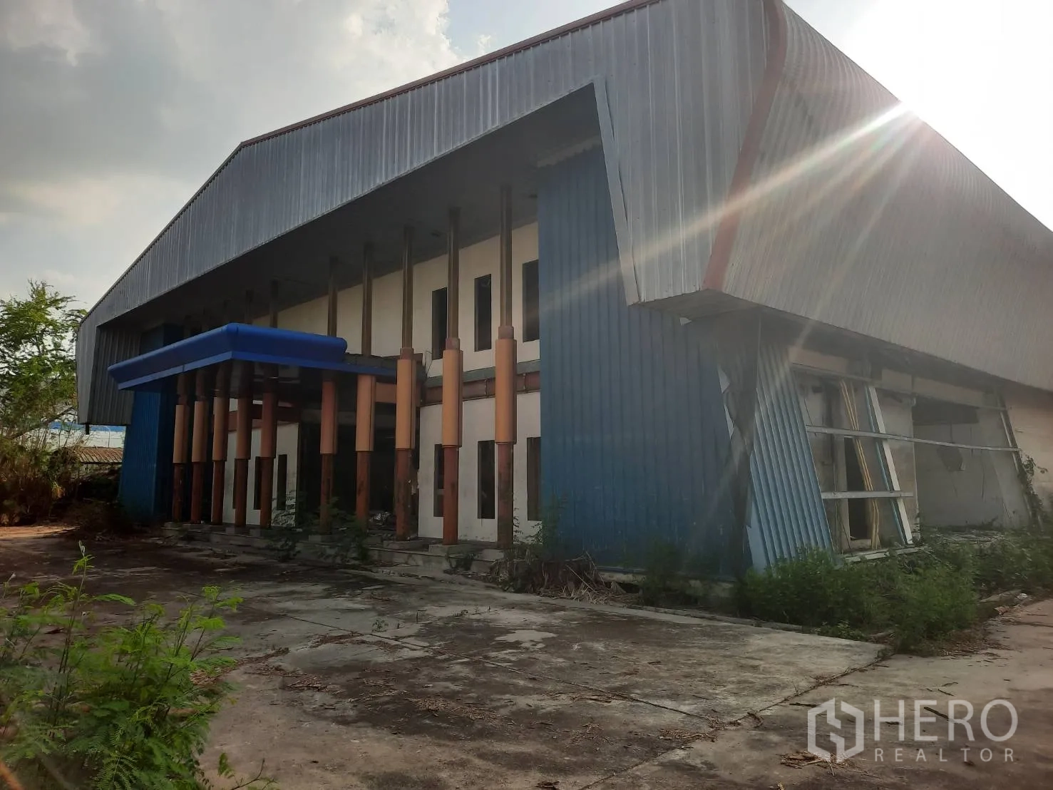 โรงงาน for sale in Bang Pa-in, Phra Nakhon Si Ayutthaya - อาคารโรงงานภายนอกกรุเมทัลชีท มีกันสาดหน้าอาคารและพื้นทางเท้าคอนกรีต