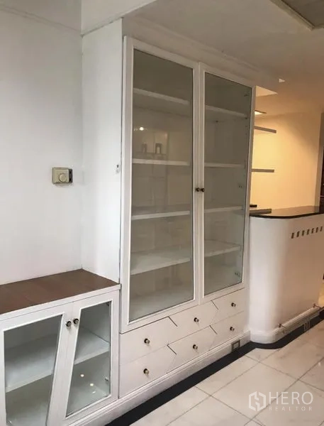 คอนโด ให้เช่าในKhlong Toei, Bangkok - ตู้บิวท์อินสีขาวบานกระจกพร้อมลิ้นชัก ให้พื้นที่เก็บของมาก ใกล้ครัว