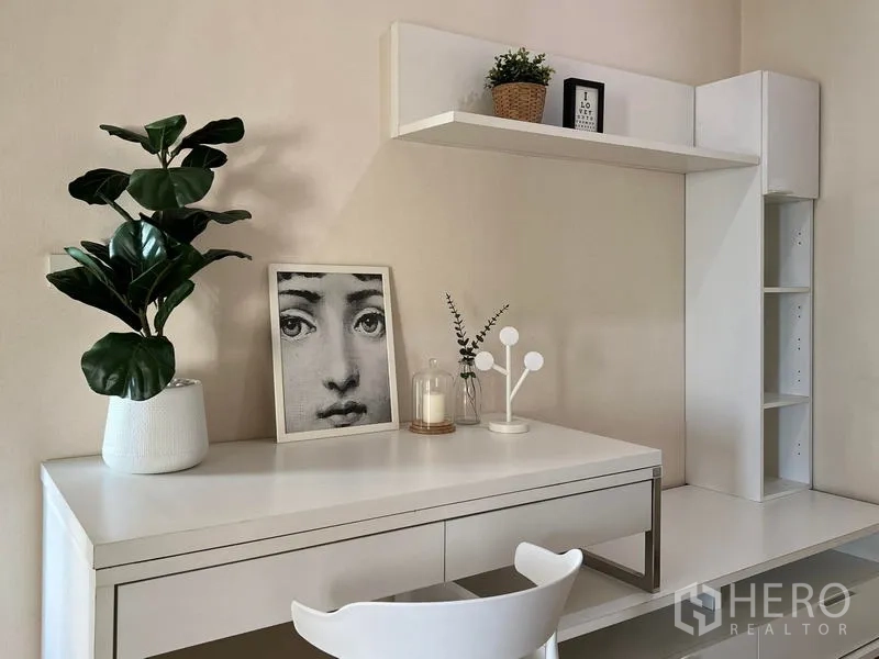 公寓 出租在Khlong Toei, Bangkok - 极简书房区，书桌、壁架与装饰品