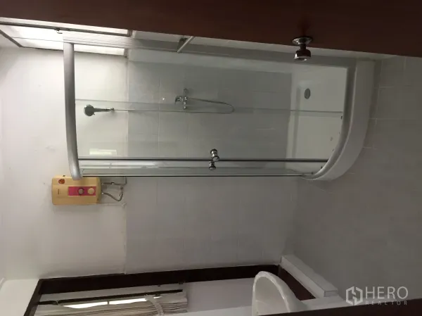 Townhouse for rent in Yan Nawa, Bangkok - Bathroom with glass shower enclosure and electric water heater.