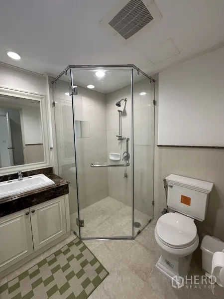 公寓 出租 - 浴室内有无框玻璃淋浴房、马桶与石面洗手台