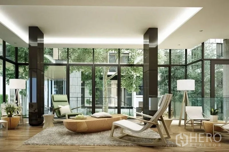 คอนโด ขายในWatthana, Bangkok - เลานจ์ส่วนกลางตกแต่งโมเดิร์น กระจกบานใหญ่รับวิวสวนร่มรื่น.